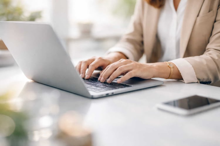 Person arbeitet am Laptop im Büro