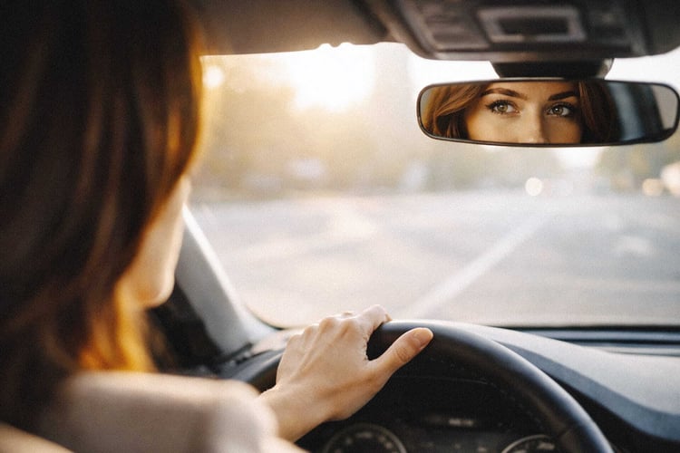 Autofahrt mit Blick in den Rückspiegel